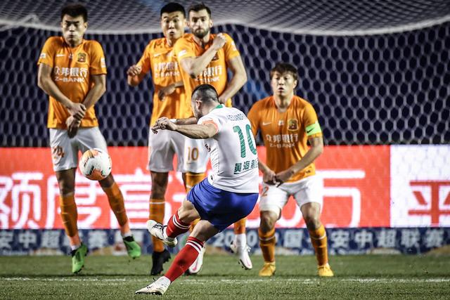 周琦伤退徐杰24分王哲林25+6 上海险胜广东